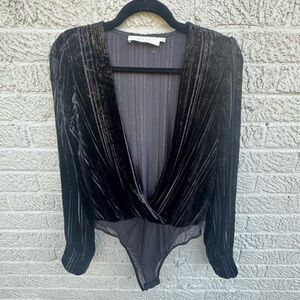 ASTR the Label Metallic Velvet Plunge Bodysuit – Black – Size S